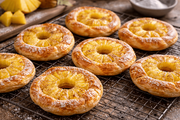Вкусно, красиво и без сложных рецептов: как приготовить ананасовые колечки из готового теста