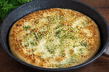 Ленивые хачапури на сковороде: простой рецепт с сыром и зеленью, который получается всегда