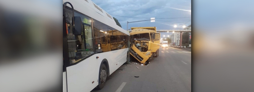 На трассе столкнулись 2 габаритных транспортных средства: Фура врезалась в пассажирский автобус