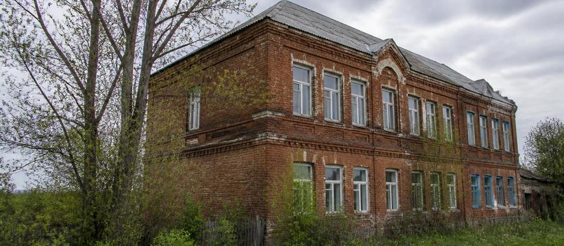 Земскую школу XIX века в Заинском районе продают за рубль В Заинском районе Татарстана за один рубль выст...