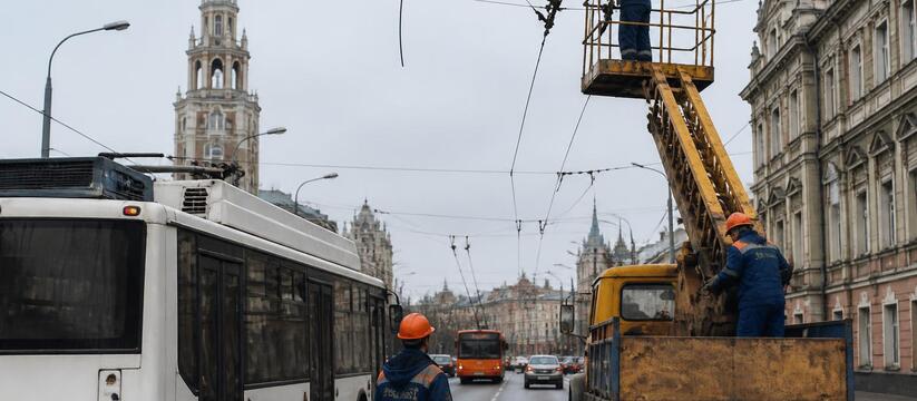 В Казани встали троллейбусы из-за аварии на контактной сети В Казани на улице Фучика повреждена контактная ...