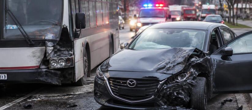 В Казани водитель Mazda столкнулся с автобусом, пострадал пассажир В Казани на улице Беломорской водитель Mazda ст...