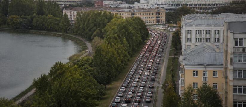 Трехкилометровая пробка сковала Авиастроительный район Казани В Авиастроительном районе Казани образовалась т...