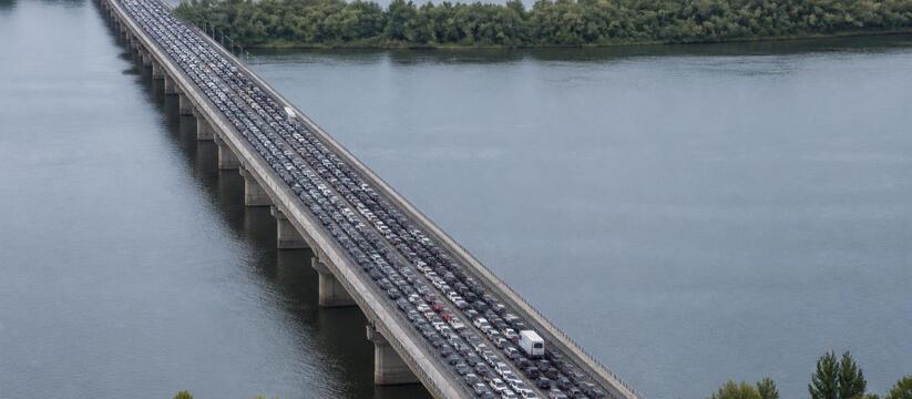 Пробка длиной 5 км сковала движение на мосту через Каму На мосту через Каму в Набережных Челнах образов...