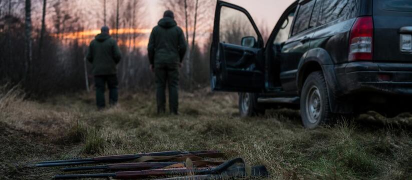 Охотники выбросили ружья из машины при попытке ...