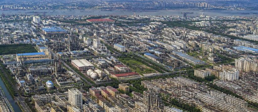 Нижнекамск за семь месяцев отгрузил продукцию на 537 млрд рублей Премьер-министр Татарстана Алексей Песошин на п...