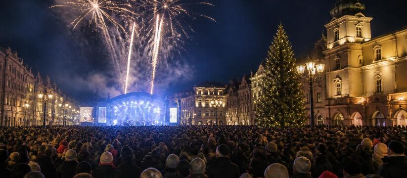 Нижнекамск встречает 60-летие: концерт The Hatters и новоселье по соцпрограмме Нижнекамск празднует 60-летие: открытие мемориа...