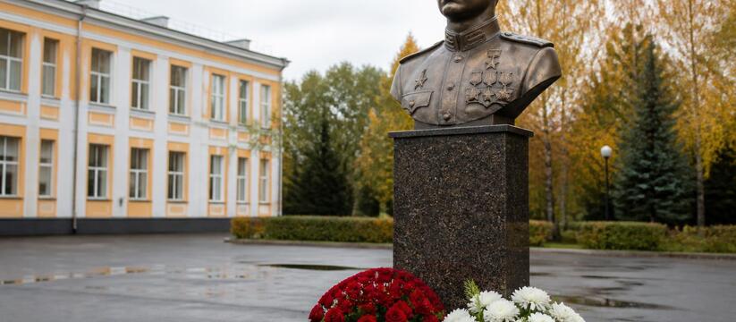 В Казани после реставрации открыли мемориал Герою Советского Союза В Казани после реставрации открыли мемориал Гер...