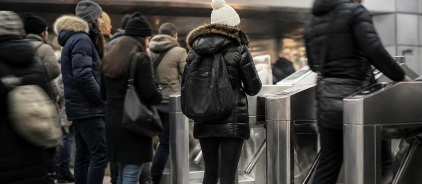 Утром в казанском метро около часа не работала ...