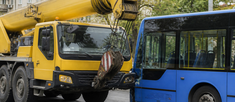 В Челнах автокран врезался в автобус: пострадала пассажирка Утром в Набережных Челнах столкнулись автокран ...