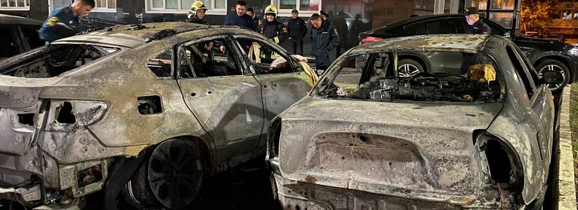 Не подлежат восстановлению: В Челнах из-за поджога на парковке у дома пострадали 7 машин - 2 сгорели полностью