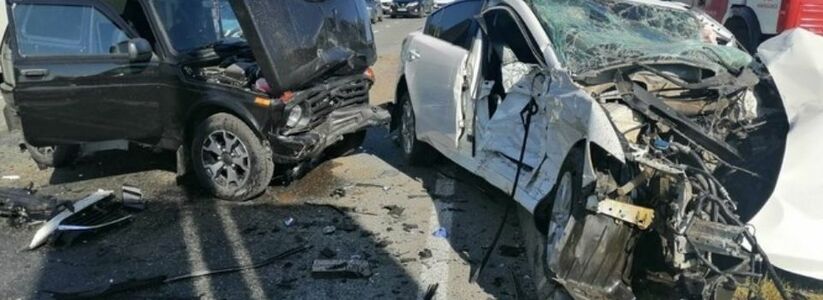 Одна машина слетела в кювет, у другой оторвало двигатель: В Татарстане произошло смертельное ДТП