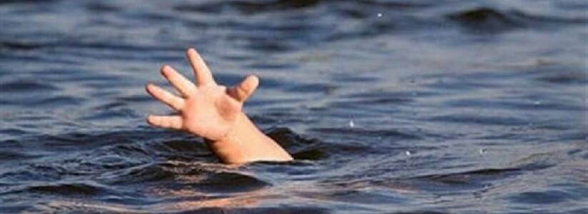 «Детей много, за всеми не уследишь»: Годовалая девочка из многодетной семьи утонула в пруду у дома