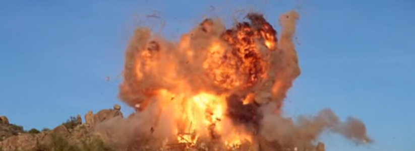"Ужасные разрушения!": Самолет упал на частный жилой дом