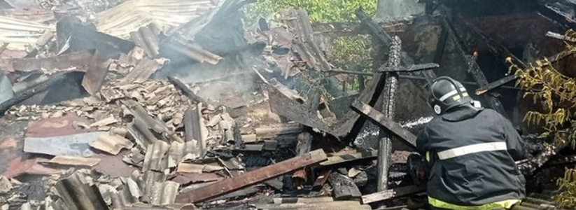 В Туапсе загорелся двухэтажный дом на улице Спинова. Огонь быстро охватил 65...