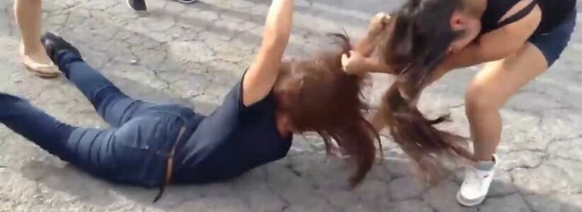 "Назвала лесбиянкой!": Школьница жестоко избила девочку ногами и сняла все на видео