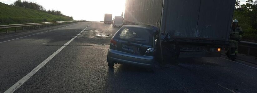 Водитель выжил, пассажирка – нет: В Татарстане легковушка залетела под остановившийся «КАМАЗ»