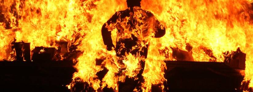 Сгорел на глазах: Мужчина облил бензином и заживо сжег своего начальника