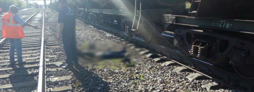 Живого места не осталось: Четверо мужчин жестко изнасиловали парня и бросили под движущийся поезд