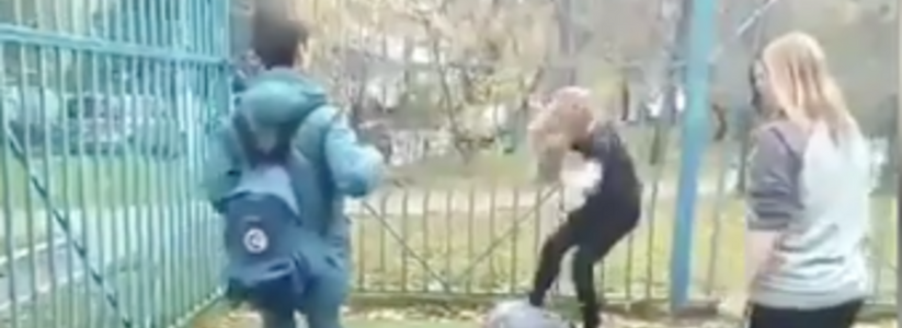 "Я тебя за сына убью!": Женщина зверски избила 11-летнюю девочку на детской площадке из-за замечания