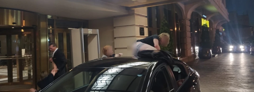 Полуголый дебош у отеля: Юноша устроил танцы на крыше машины, сняв штаны - водитель ждет компенсации
