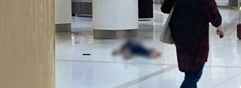 Мужчина выпал из окна четвертого этажа торгового центра и погиб