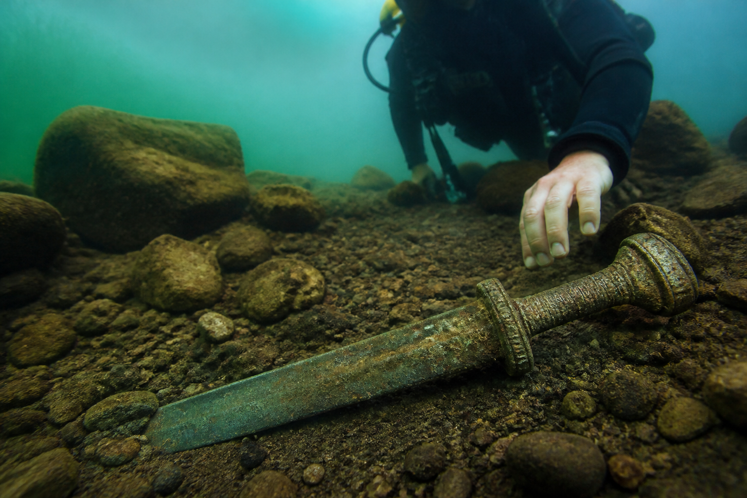 В итальянском озере нашли бронзовый меч возрастом 3300 лет