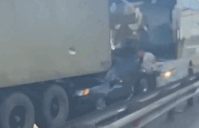 В Татарстане авто зажало между фурой и автобусом