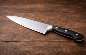 Подросток с ножом напал на одноклассника в школ...