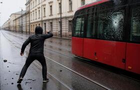 Разъяренный мужчина забросал камнями трамвай в ...