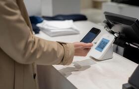 Россияне массово переходят на оплату по QR-коду...