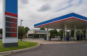 Дефицит бензина подстегнул цены на газ на запра...