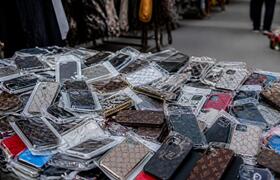 В казанском ТЦ нашли 400 контрафактных чехлов д...