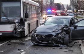 В Казани водитель Mazda столкнулся с автобусом,...