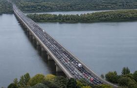 Пробка длиной 5 км сковала движение на мосту че...