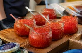 Красная икра в России подешевела на 1-1,5% в пе...