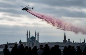 Вертолет «Ансат» на авиашоу в Казани распылил р...
