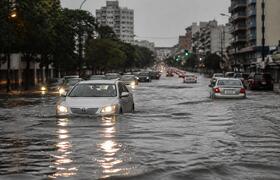 Казань ушла под воду после мощного ливня: дорог...