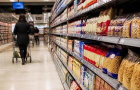 Россияне переходят на дешевые продукты: что про...