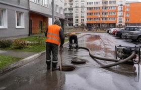 Во дворе на Декабристов и Гагарина устраняют те...