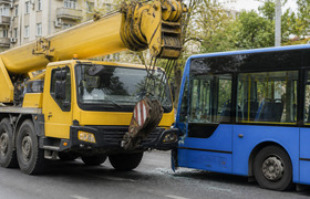 В Челнах автокран врезался в автобус: пострадал...